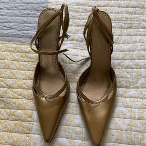 Beautiful gold evening shoe!